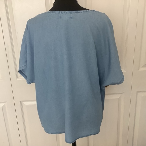 JohnPaulRichard women’s distressed frayed v-neck chambray boho top. Size L - Picture 4 of 7